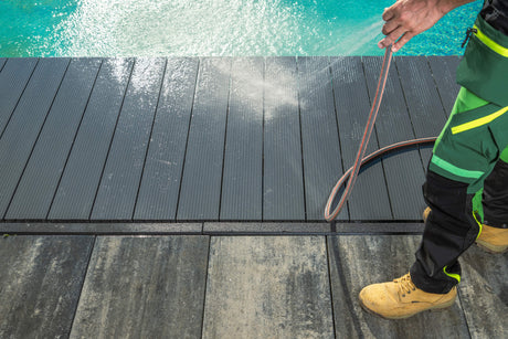 WPC Terrasse reinigen – So entfernst du Grünbelag, Flecken und Kratzer